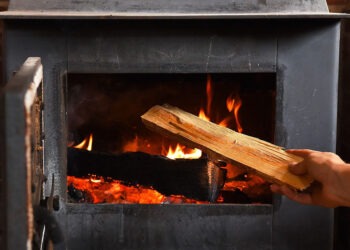 Пожарные рекомендуют чистить и проверять печи перед началом отопительного сезона