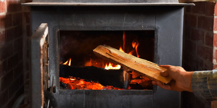 Пожарные рекомендуют чистить и проверять печи перед началом отопительного сезона