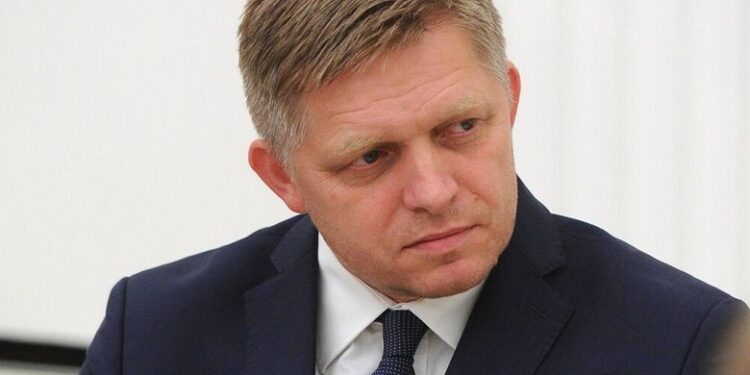 Фицо отверг участие Словакии в схемах ЕС по финансированию Украины