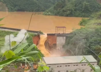 Inundații în nordul Vietnamului după ruperea unui baraj din cauza taifunului Matmo