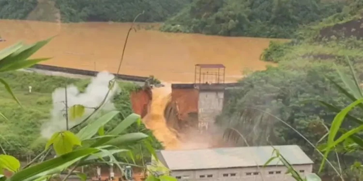 Inundații în nordul Vietnamului după ruperea unui baraj din cauza taifunului Matmo