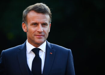 «Отставка в интересах Франции»: Макрона призывают досрочно покинуть пост президента