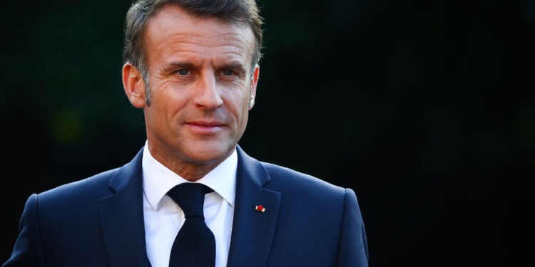 «Отставка в интересах Франции»: Макрона призывают досрочно покинуть пост президента