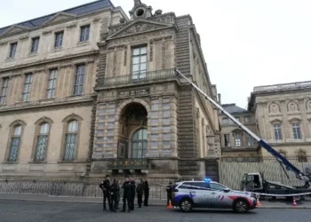 В Париже ограбили Лувр