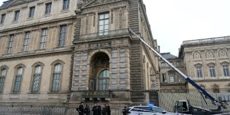 В Париже ограбили Лувр