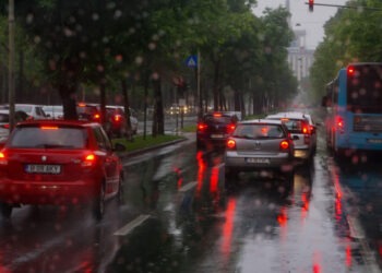 A intrat în vigoare Codul roșu de ploi torențiale. Ro-Alert: „Evitați deplasările”. Copaci căzuți și mașini avariate în mai multe orașe