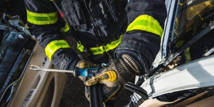 Bărbat transportat la spital după ce microbuzul s-a izbit într-un garaj la Rezina