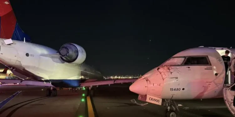 Două avioane Delta Air Lines s-au ciocnit pe pista aeroportului LaGuardia din New York