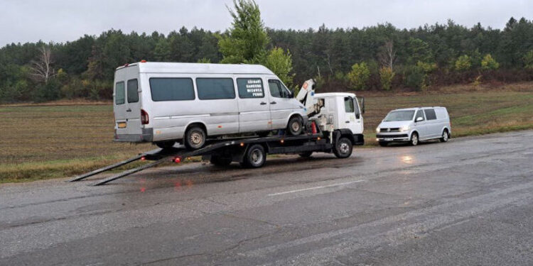 Șofer de microbuz depistat cu 107 încălcări, amendat și rămas fără permis