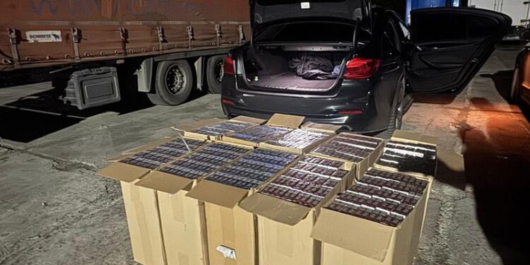 BMW cu 5.000 de pachete de țigări fără acte, prins în Bugeac