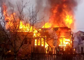 Incendiu devastator în Boșcana: acoperișul unei case cu două nivele a fost mistuit de flăcări