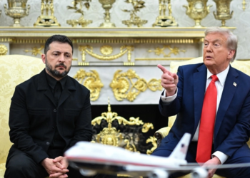 Tensiuni fără precedent între Trump și Zelenski: liderul SUA ar fi dat la o parte hărţile frontului prezentate de Zelenski