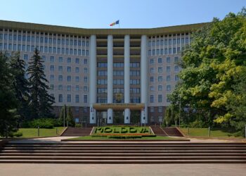 Prima zi de activitate a Parlamentului – între fast și promisiuni