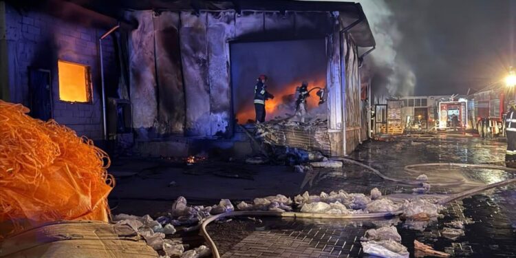 Incendiu lichidat după 20 de ore de luptă cu focul