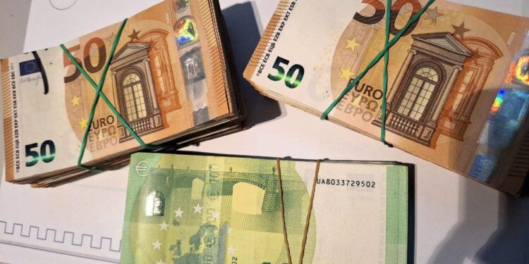 Două tentative de scoatere ilegală a valutei, depistate pe Aeroportul Chișinău