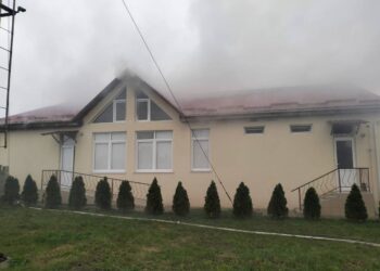 Incendiu la azilul de bătrâni din Căprești: acoperiș distrus