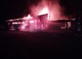 Incendiu puternic la un autoservice din Briceni: Patru mașini distruse
