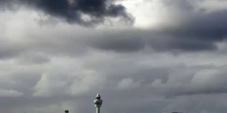 Zboruri anulate, copaci doborâți și pene de curent în mai multe țări din Europa, după o furtună puternică