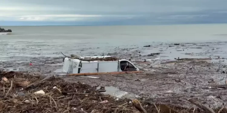 Imagini apocaliptice din stațiunea de la Marea Neagră devastată de fenomene meteo extreme