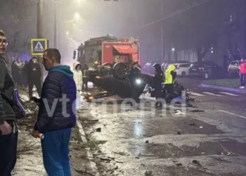 Серьезное ДТП в столице: Audi перевернулся после того, как протаранил пять припаркованных машин