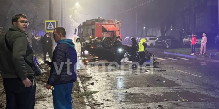 Серьезное ДТП в столице: Audi перевернулся после того, как протаранил пять припаркованных машин