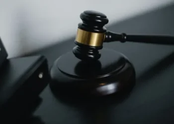 Bărbat reținut recent pentru trafic de influență, trimis în judecată