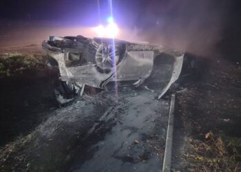 Двое молодых людей перевернулись на BMW в Единцах. Машина полностью сгорела