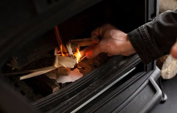 Взрыв при розжиге печи: Женщина получила ожоги и была госпитализирована