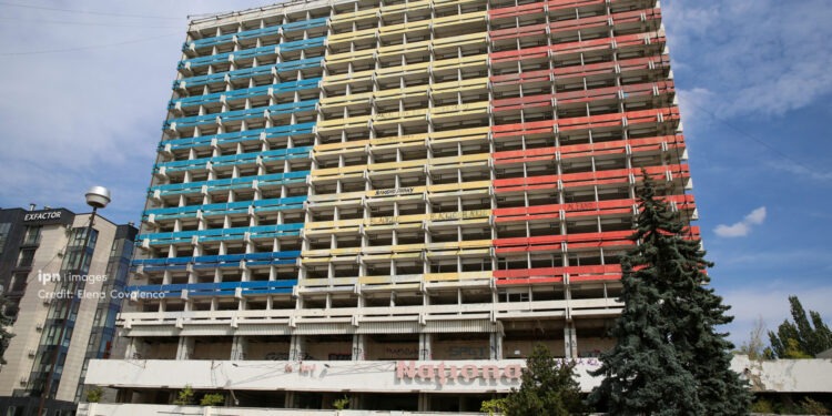 Власти собираются установить забор вокруг отеля Național