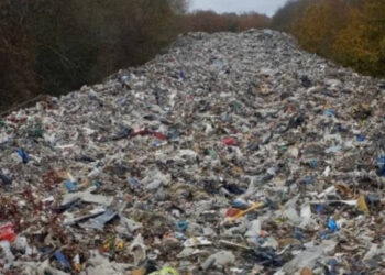 В британском Оксфорде река превратилась в гигантскую свалку