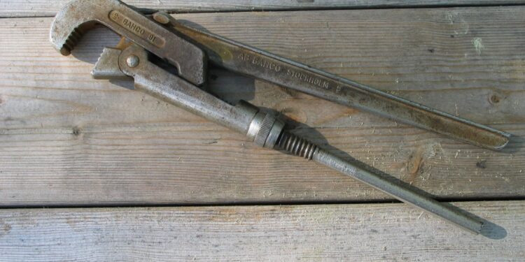 Напавший с газовым ключом на судью в зале суда Кишинева проведёт 5 лет за решёткой