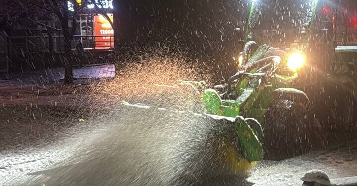 Слабый снег и мокрый снег прошли по всей территории Молдовы. В Кишинёве на улицы выехала техника для расчистки снега