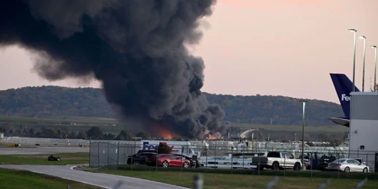 Грузовой самолет разбился в США, число жертв растет