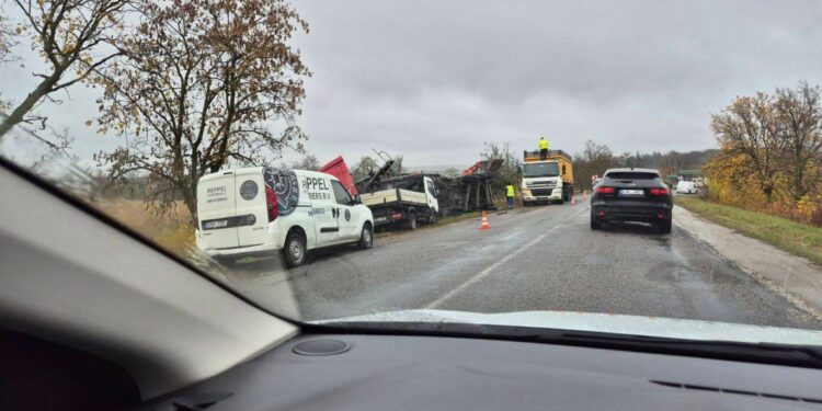 Грузовик с подсолнечником опрокинулся на севере страны. Как это произошло