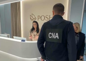 Diplome false contra 15.000 €: funcționară de la ASP, reținută de CNA pentru corupție în domeniul