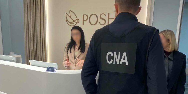 Diplome false contra 15.000 €: funcționară de la ASP, reținută de CNA pentru corupție în domeniul