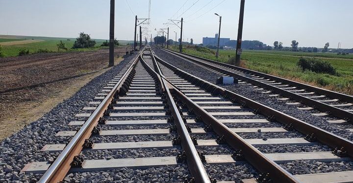 Железнодорожная авария между станциями Видра и Жилава: поезд столкнулся с автомобилем, погибли четверо, ещё один выжил