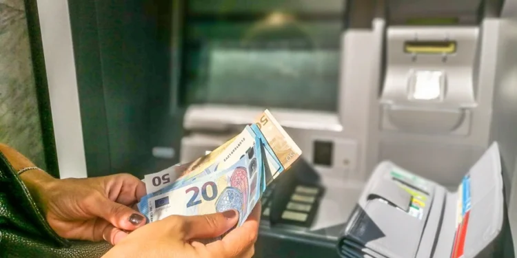 Тезка Марии Захаровой в Италии сообщила о задержке зарплаты из-за санкций