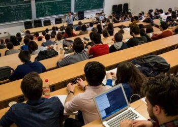 BNS: Bursa acoperă doar 30% din minimul de existență. Studenții cer majorări