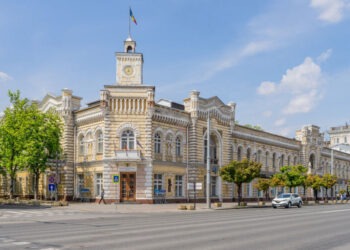 С третьей попытки Мунсовет Кишинёва утвердил бюджет для выплаты зарплат педагогам и соцассистентам