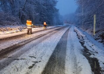 Drumarii au intervenit pe traseele naționale după primele ninsori. Zeci de tone de sare au fost împrăștiate pe șosele