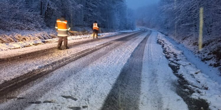 Drumarii au intervenit pe traseele naționale după primele ninsori. Zeci de tone de sare au fost împrăștiate pe șosele