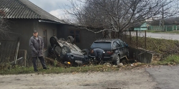 Accident la Orhei: Un BMW și o Dacia au ajuns în curtea unei gospodării