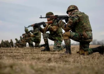 Militarii moldoveni învață cum să mânuiască tehnica de luptă