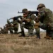 Militarii moldoveni învață cum să mânuiască tehnica de luptă