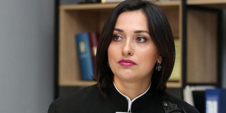 „Sancțiunea este contrară pluralismului opiniilor”: Contestația Victoriei Sanduța privind pedeapsa pentru postările de pe Facebook, amânată de CSM