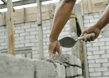 Несчастные случаи на производстве остаются серьезной проблемой: 56 смертей за первые девять месяцев 2025 года