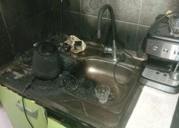 Incendiu provocat de un ceainic electric: Casa unei familii cu doi copii, grav afectată