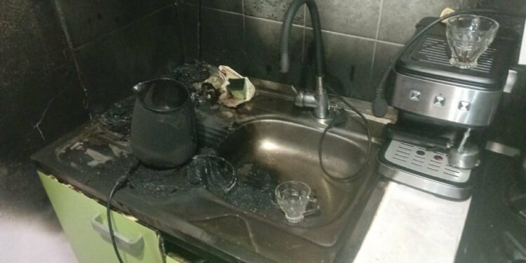 Incendiu provocat de un ceainic electric: Casa unei familii cu doi copii, grav afectată