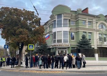 Людмиле Лащёновой не дали слова в парламенте. Русский дом будет закрыт